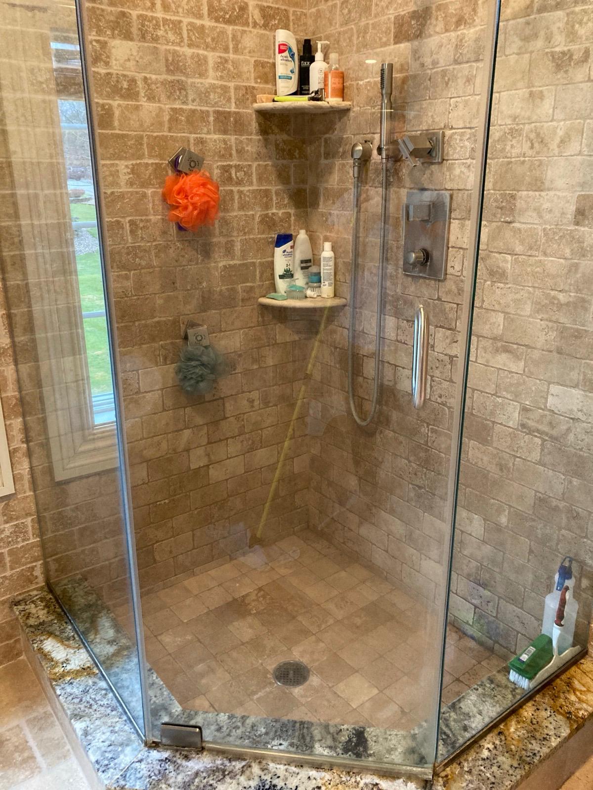 Antes: Banheiro com sujeira